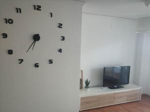 A television and/or entertainment centre at MET&GOLF OLIVA NOVA BEACH JARDIN
