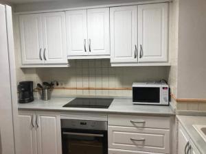 A kitchen or kitchenette at MET&GOLF OLIVA NOVA BEACH JARDIN