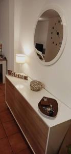 a white counter with a mirror on the wall at MET&GOLF OLIVA NOVA BEACH JARDIN in Oliva
