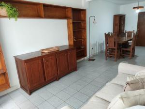 uma sala de estar com um sofá e uma mesa em Departamento en pleno centro em Tandil