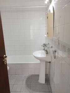 uma casa de banho com um lavatório e uma banheira em Departamento en pleno centro em Tandil