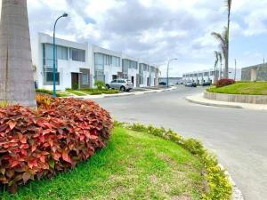 a street with a row of buildings on a road at CASA EN Urbanización PRIVADA MARINA BAY-MIRADOR PUNTA BLANCA in Manta