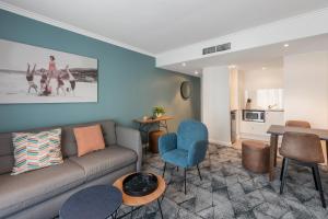 ein Wohnzimmer mit Sofa und Tisch in der Unterkunft Club Wyndham Sydney, Trademark Collection by Wyndham in Sydney
