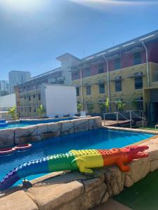 un tobogán de agua en una piscina con un edificio en MOM Darwin en Darwin