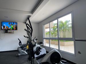 Fitness centrum a/nebo fitness zařízení v ubytování Lazer de resort a poucos passos da praia
