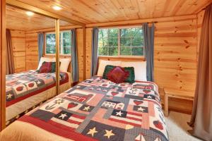 Postel nebo postele na pokoji v ubytování Racoon Retreat