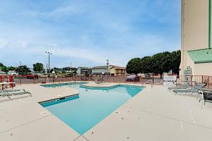 una gran piscina con sillas y un edificio en River Paradise, en Pigeon Forge