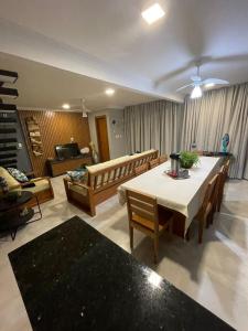 sala de estar con mesa y sofá en RESIDENCIAL MONTE DAS OLIVEIRAS - Arraial D'Ajuda - Porto Seg - Ba - Alto da Pitinga - Casa Premium - Casa Buriti, en Porto Seguro