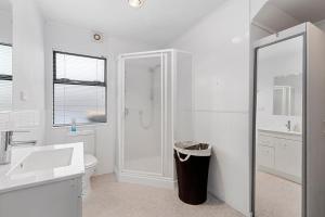 y baño con aseo y ducha. en Orewa Estuary Retreat - Orewa Downstairs Unit, en Orewa