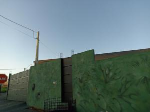 un edificio con un dipinto sul lato di Kitnets RECANTO MAGRO a Olímpia