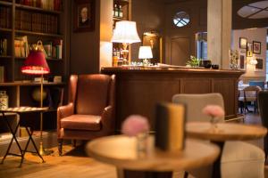 A seating area at Monbijou Hotel