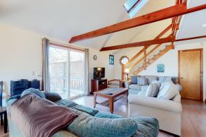 ein Wohnzimmer mit einem Sofa und einem Tisch in der Unterkunft Wooded Oasis in Edgartown