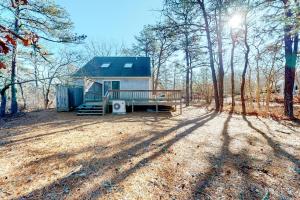 uma pequena casa no meio da floresta em Wooded Oasis em Edgartown