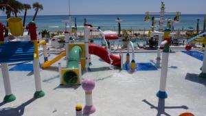 um parque aquático com um parque infantil com escorrega em Holiday Inn Resort Panama City Beach - Beachfront, an IHG Hotel em Panama City Beach