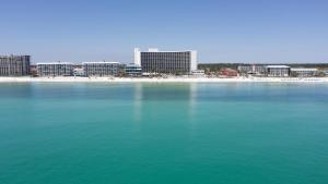 巴拿馬市海灘的住宿－Holiday Inn Resort Panama City Beach - Beachfront, an IHG Hotel，一大片水体,有建筑背景