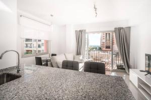 A seating area at Stunning Fuengirola Gem with city and sea views