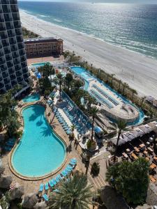 uma vista aérea de uma piscina na praia em Holiday Inn Resort Panama City Beach - Beachfront, an IHG Hotel em Panama City Beach