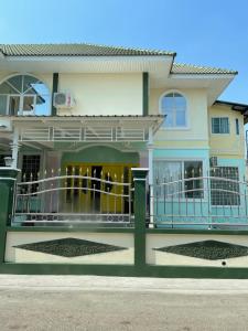 Un grand bâtiment avec balcon se trouve dans une rue. dans l'établissement minimal house phichit, à Phichit
