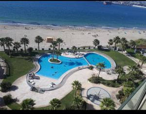 an overhead view of a swimming pool next to the beach at Departamento Vista al Mar, primera línea in Coquimbo