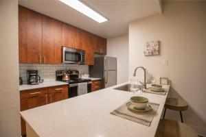 Una cocina o kitchenette en Huge Oceanside Private 2BR Apartment-Pool-Gym-Spa