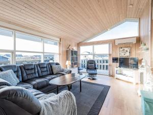 Ruang duduk di 6 person holiday home on a holiday park in Hvide Sande