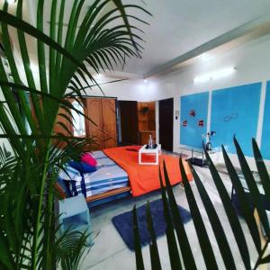 1 dormitorio con 1 cama con manta naranja en KyGo Hostels, en Hyderabad