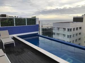 a swimming pool on the roof of a building at Ed. Mauí, 2 suítes, divisa Capão e Atlântida in Capão da Canoa