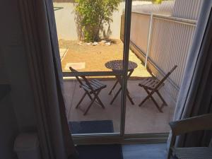 Μπαλκόνι ή βεράντα στο Cosy 2 bedroom Unit in a secure gated complex
