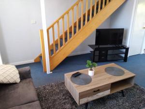 TV a/nebo společenská místnost v ubytování Cosy 2 bedroom Unit in a secure gated complex