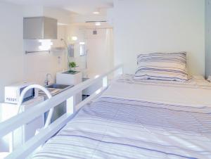 Habitación hospitalaria con cama y lavabo en Urbanage Takadanobaba apartment, en Tokio