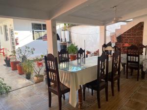 ein Esszimmer mit einem Tisch und einigen Stühlen in der Unterkunft Hotel villa carmita in Bacalar