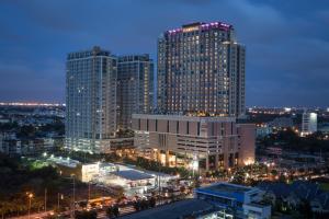 un perfil urbano con edificios altos por la noche en The Grand Fourwings Convention Hotel Bangkok, en Bangkok