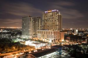 een stad verlicht in de nacht met hoge gebouwen bij The Grand Fourwings Convention Hotel Bangkok in Bangkok