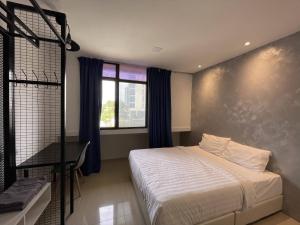 masroom Hotel Kuala Lumpur tesisinde bir odada yatak veya yataklar