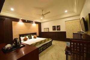 Hotel Sagar Niwas客房内的一张或多张床位