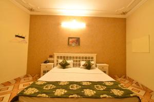 Hotel Sagar Niwas客房内的一张或多张床位
