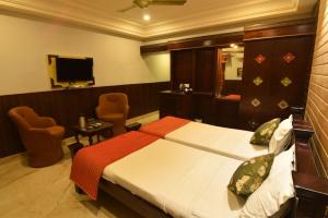 比卡内尔Hotel Sagar Niwas的配有床和电视的酒店房间