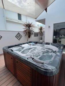 Cette chambre dispose d'un grand bain à remous. dans l'établissement Ultra Stylish Fremantle Area, à Fremantle