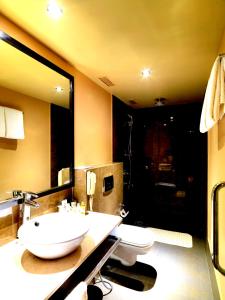łazienka z umywalką i toaletą w obiekcie The Quorum w mieście Mysuru