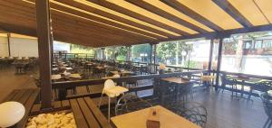 a restaurant with tables and chairs in a room at Complex Hotelier Steaua de Mare - Hotel Delfinul in Eforie Nord