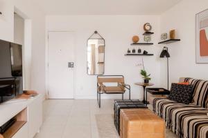 里約熱內盧的住宿－LEBLON - TOP LOCATION - Serviced Apartment，客厅配有沙发和椅子