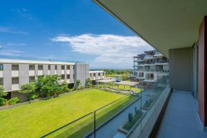 - une vue depuis le balcon d'un bâtiment avec pelouse dans l'établissement Unit 215 Oceandune - Stunning & Modern Apartment, à Sibaya