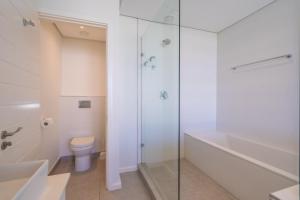 Bilik mandi di Stunning & Modern Apartment in Oceandune +8 gambar