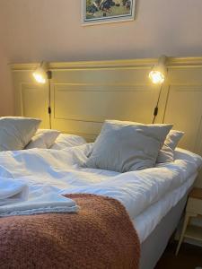Postel nebo postele na pokoji v ubytování Bergsgården Hotell & Konferens