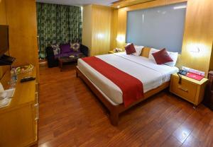 Säng eller sängar i ett rum på Hotel Emarald, New Delhi