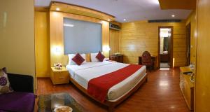 Hotel Emarald, New Delhi房間的床