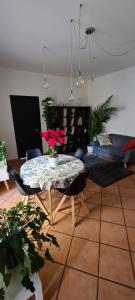 een woonkamer met een tafel en stoelen bij Virginia House in Palermo