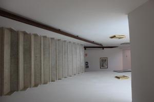 um corredor num quarto vazio com cortinas na parede em Guesthouse San Antonio em Ploče