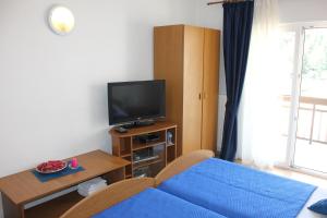 Televízia a/alebo spoločenská miestnosť v ubytovaní Guesthouse San Antonio
