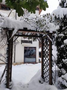 een prieel bedekt met sneeuw in een tuin bij Hotel FAMIL - adults only in Bansko